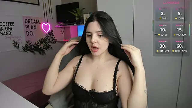 LiaWoow online show from December 1, 2:42 pm