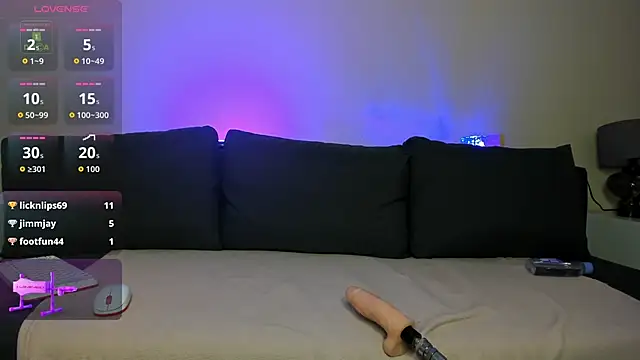 Snapshot of Naomi_Urban chatting on October 31, 11:31 pm Naomi Urban online show from October 31, 11:31 pm