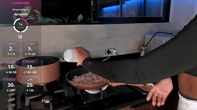 Snapshot of alisonn_moon chatting on October 17, 11:52 pm alisonn moon online show from October 17, 11:52 pm