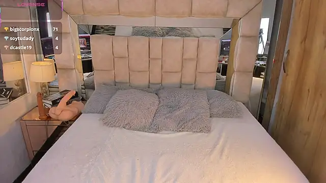 Snapshot of MaddyGray_ chatting on October 2, 7:41 pm MaddyGray online show from October 2, 7:41 pm