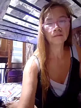 Snapshot of SexyHottMom chatting on October 27, 10:04 pm SexyHottMom online show from October 27, 10:04 pm