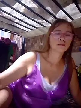 Snapshot of SexyHottMom chatting on October 22, 1:49 pm SexyHottMom online show from October 22, 1:49 pm