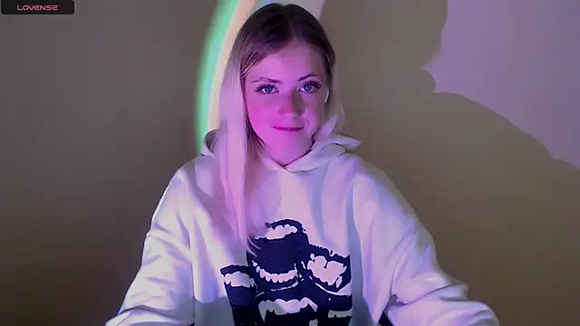 Snapshot of AliceHotty_ chatting on September 29, 12:43 pm AliceHotty  online show from September 29, 12:43 pm