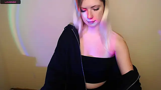 Snapshot of AliceHotty_ chatting on October 13, 10:18 am AliceHotty  online show from October 13, 10:18 am