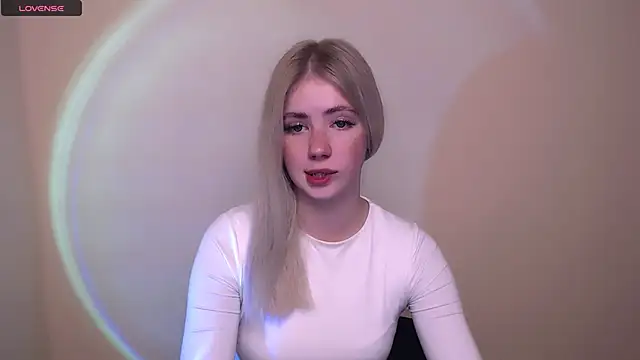 Snapshot of AliceHotty_ chatting on October 17, 12:19 pm AliceHotty  online show from October 17, 12:19 pm