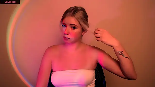 Snapshot of AliceHotty_ chatting on October 28, 1:50 pm AliceHotty  online show from October 28, 1:50 pm