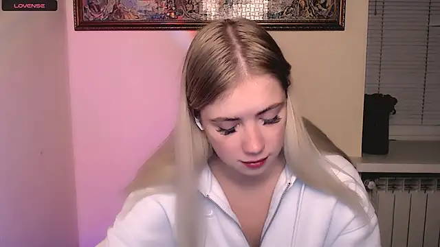 Snapshot of AliceHotty_ chatting on October 27, 7:26 am AliceHotty  online show from October 27, 7:26 am