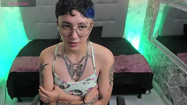 emahills  axelrose online show from September 27, 8:43 am