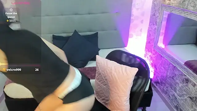 emahills  axelrose online show from October 18, 4:15 am