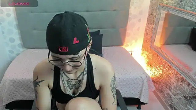 emahills  axelrose online show from October 11, 2:05 am