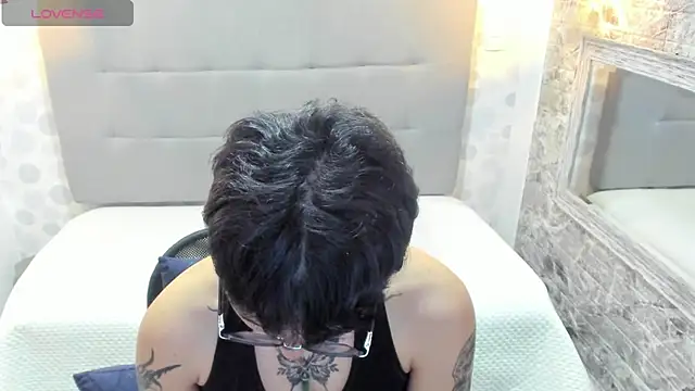 emahills  axelrose online show from September 16, 1:13 am