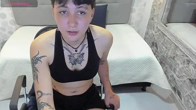 emahills  axelrose online show from September 15, 1:03 am