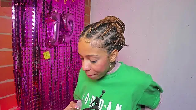 yumi hanna online show from September 10, 11:16 pm