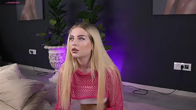 Snapshot of SerenaNoir chatting on October 16, 10:23 pm SerenaNoir online show from October 16, 10:23 pm