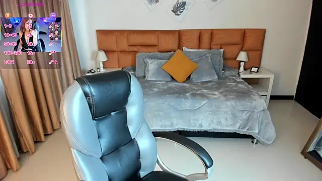 Snapshot of Catti_Brie chatting on October 28, 12:11 pm Catti Brie online show from October 28, 12:11 pm