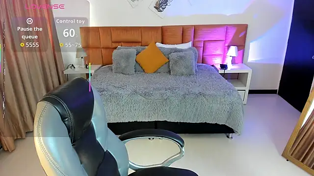 Snapshot of Catti_Brie chatting on October 22, 11:48 am Catti Brie online show from October 22, 11:48 am