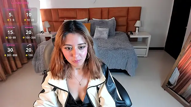 Snapshot of Catti_Brie chatting on October 15, 12:19 pm Catti Brie online show from October 15, 12:19 pm