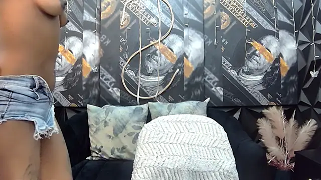 Snapshot of Lilmisbaddyxxx chatting on October 23, 2:39 am Lilmisbaddyxxx online show from October 23, 2:39 am