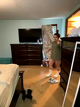 JuicyExxxperience online show from October 3, 1:05 pm