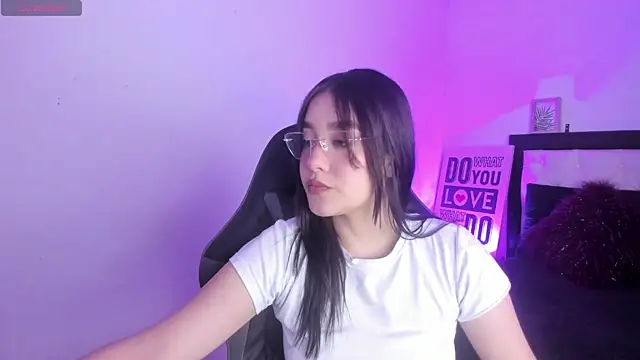 KimGarces online show from October 3, 8:47 pm