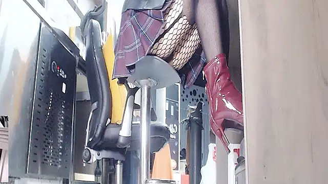 Snapshot of Eileen-L chatting on October 15, 5:43 am Eileen-L online show from October 15, 5:43 am