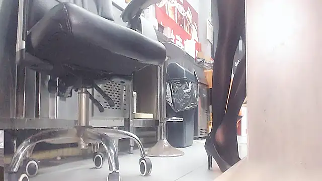 Snapshot of Eileen-L chatting on October 17, 9:12 am Eileen-L online show from October 17, 9:12 am