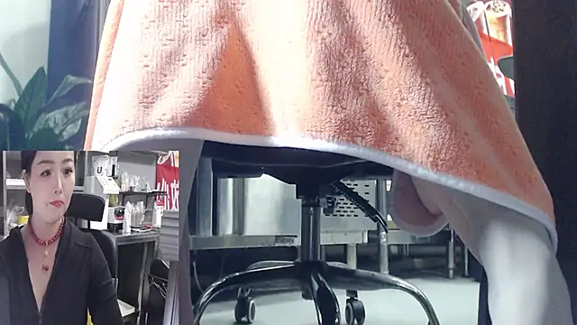 Snapshot of Eileen-L chatting on October 29, 1:15 pm Eileen-L online show from October 29, 1:15 pm