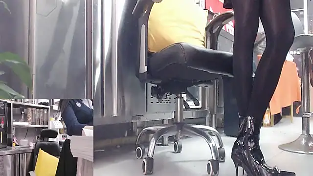 Snapshot of Eileen-L chatting on October 7, 7:02 am Eileen-L online show from October 7, 7:02 am