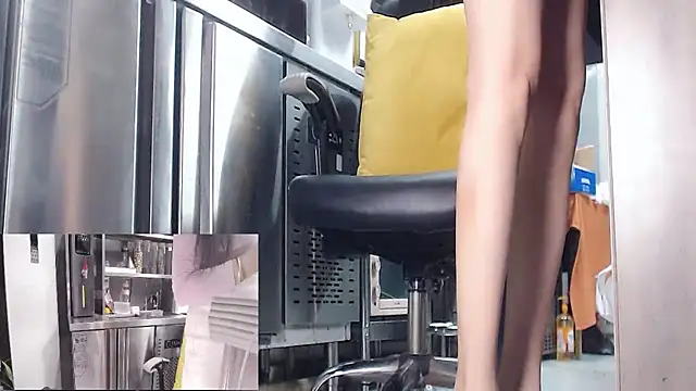 Snapshot of Eileen-L chatting on October 3, 12:05 am Eileen-L online show from October 3, 12:05 am