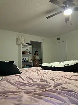 LuckyKhloe online show from April 11, 12:50 am