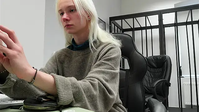 Snapshot of Laura_Chaplin chatting on September 30, 1:39 pm Laura Chaplin online show from September 30, 1:39 pm