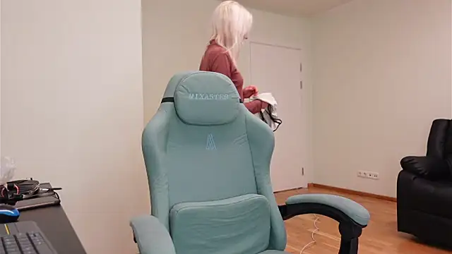 Snapshot of Laura_Chaplin chatting on October 27, 5:52 pm Laura Chaplin online show from October 27, 5:52 pm