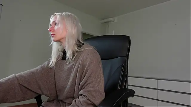 Snapshot of Laura_Chaplin chatting on October 29, 5:26 pm Laura Chaplin online show from October 29, 5:26 pm