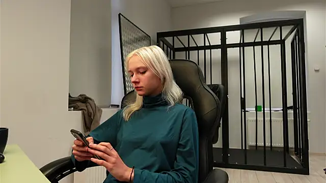 Snapshot of Laura_Chaplin chatting on September 27, 5:47 am Laura Chaplin online show from September 27, 5:47 am