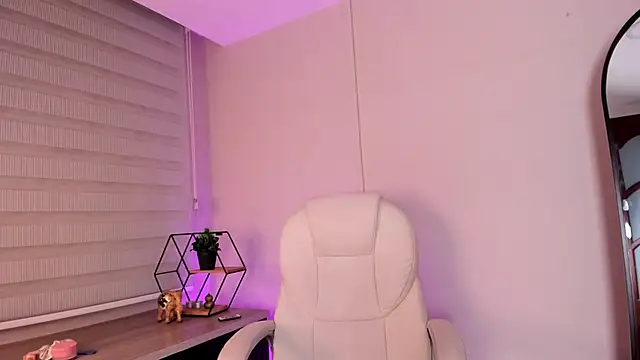 Snapshot of Emma__clark_ chatting on October 22, 12:43 pm Emma clark online show from October 22, 12:43 pm