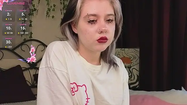 Snapshot of IrisSoCute chatting on October 24, 8:32 am IrisSoCute online show from October 24, 8:32 am