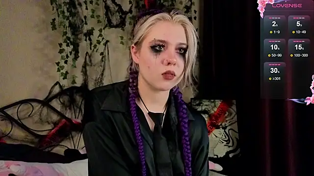 Snapshot of IrisSoCute chatting on October 31, 10:30 am IrisSoCute online show from October 31, 10:30 am