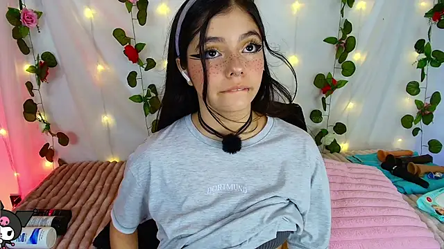 Snapshot of cutee_andrea chatting on October 31, 2:46 am cutee andrea online show from October 31, 2:46 am