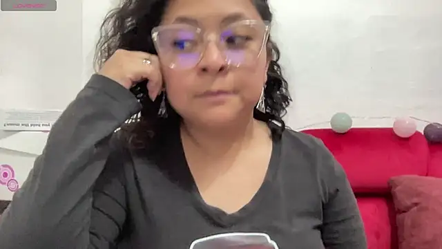 Snapshot of Sophiaburton chatting on September 12, 8:49 pm Sophiaburton online show from September 12, 8:49 pm