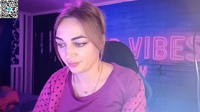 Snapshot of Blonde_Temptation chatting on October 20, 3:37 pm Blonde Temptation online show from October 20, 3:37 pm