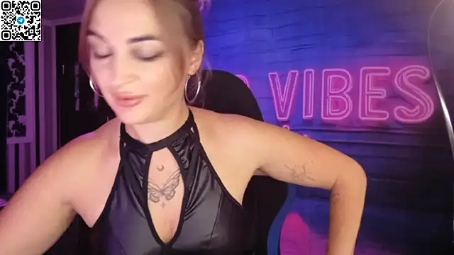 Snapshot of Blonde_Temptation chatting on September 18, 5:00 pm Blonde Temptation online show from September 18, 5:00 pm