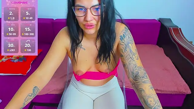 Snapshot of MiaKiittyy chatting on October 13, 7:27 pm MiaKiittyy online show from October 13, 7:27 pm