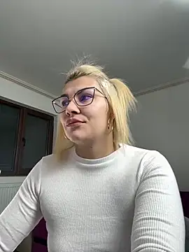 MiaKiittyy online show from December 18, 1:32 am