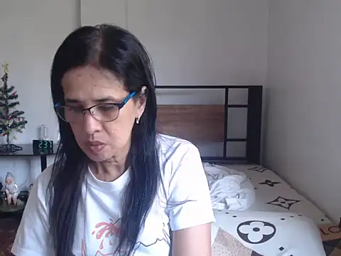 Prettysweetmum online show from April 12, 6:38 am