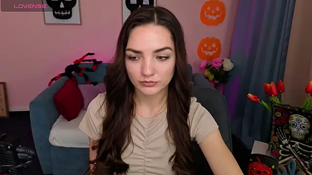 MyEllaLuvs online show from October 28, 9:30 pm