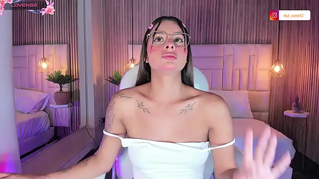 Snapshot of DulceGreem chatting on November 1, 12:20 pm DulceGreem online show from November 1, 12:20 pm