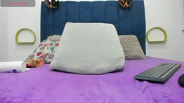 Snapshot of candy_sex_18 chatting on September 27, 12:51 am candy sex 18 online show from September 27, 12:51 am