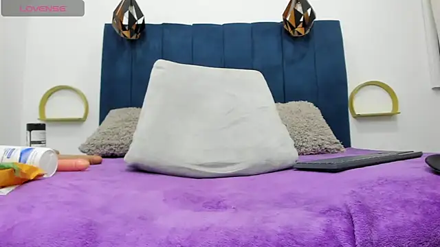 Snapshot of candy_sex_18 chatting on September 28, 1:12 am candy sex 18 online show from September 28, 1:12 am