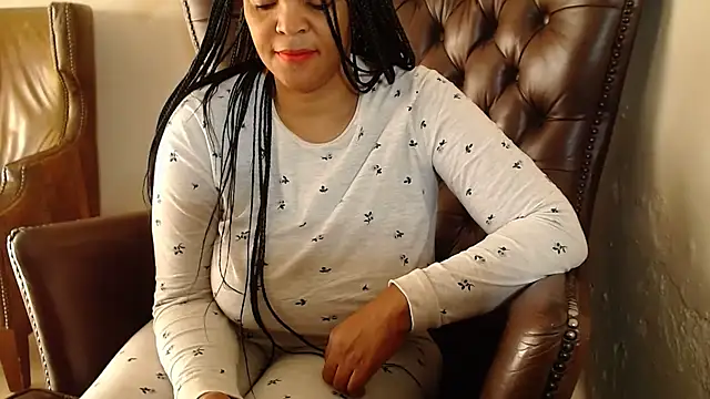 Snapshot of CandyCurvyyxx chatting on October 25, 4:31 am CandyCurvyyxx online show from October 25, 4:31 am