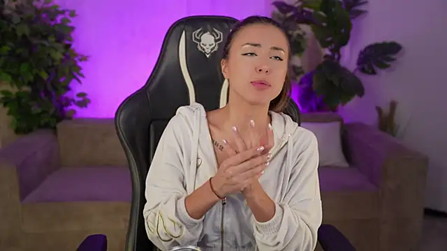 Snapshot of Luna_secretgirl chatting on October 1, 7:35 am Luna secretgirl online show from October 1, 7:35 am